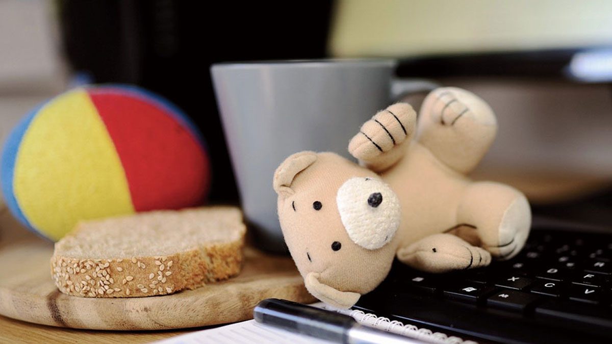Teddybär auf Tastatur