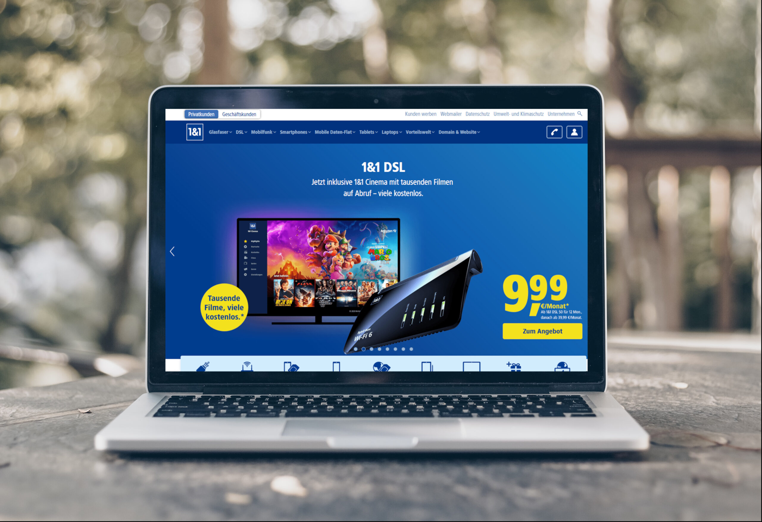 Laptop mit aufgerufener Seite der Firma 1&1, auf einem Balkontisch platziert
