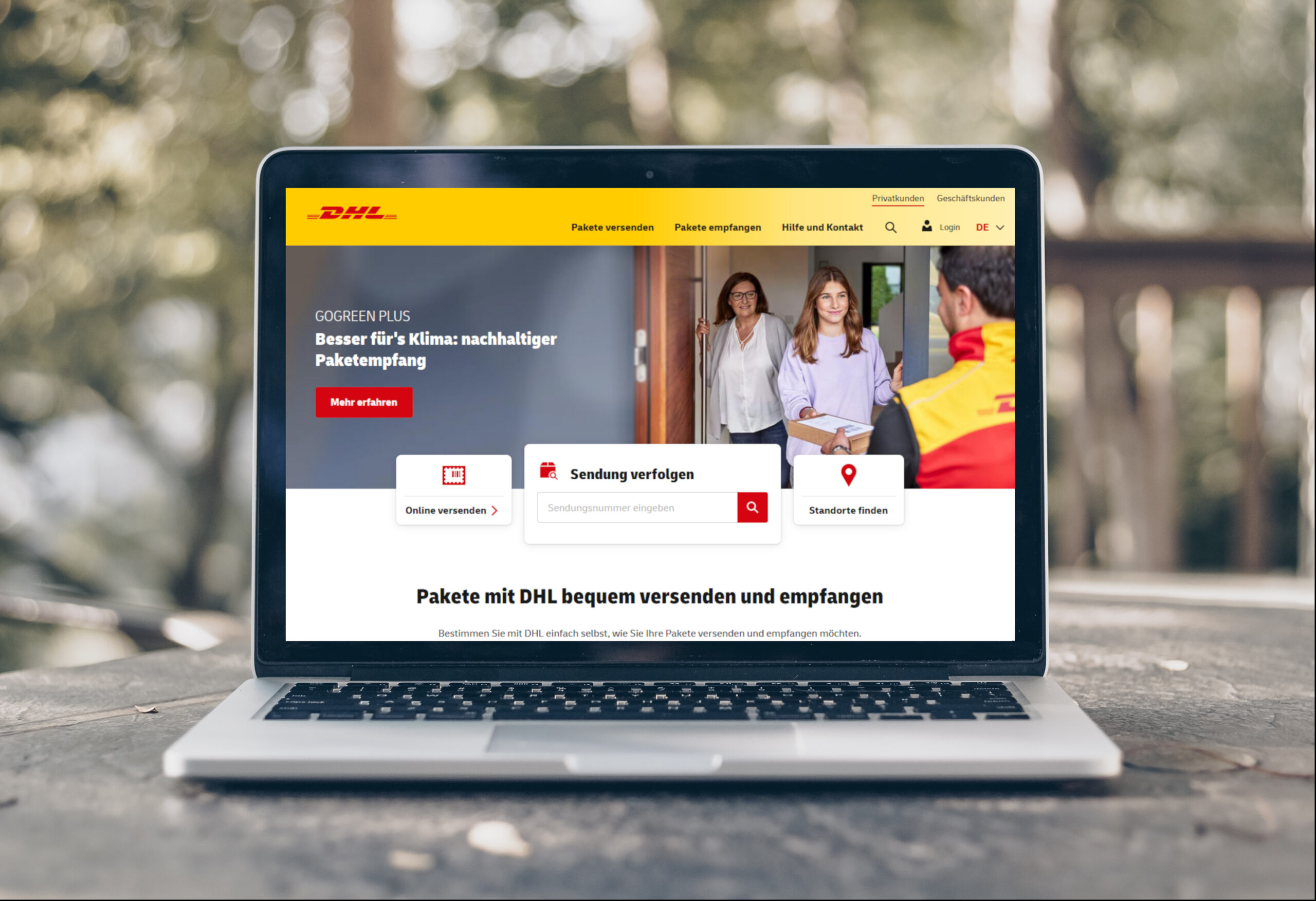 Laptop mit aufgerufener Seite der DHL, auf einem Balkontisch platziert