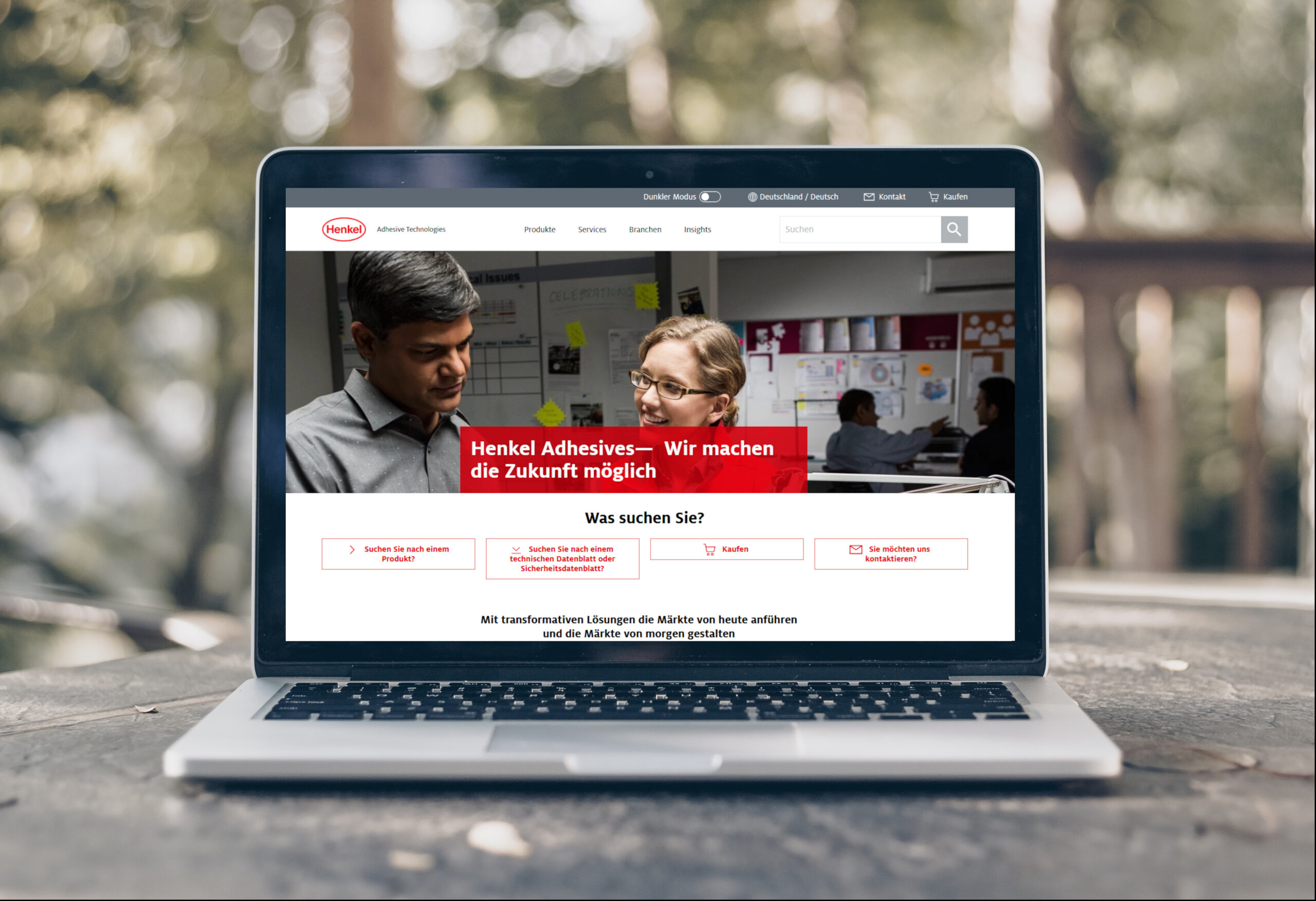 Laptop mit aufgerufener Seite der Firma Henkel, auf einem Balkontisch platziert