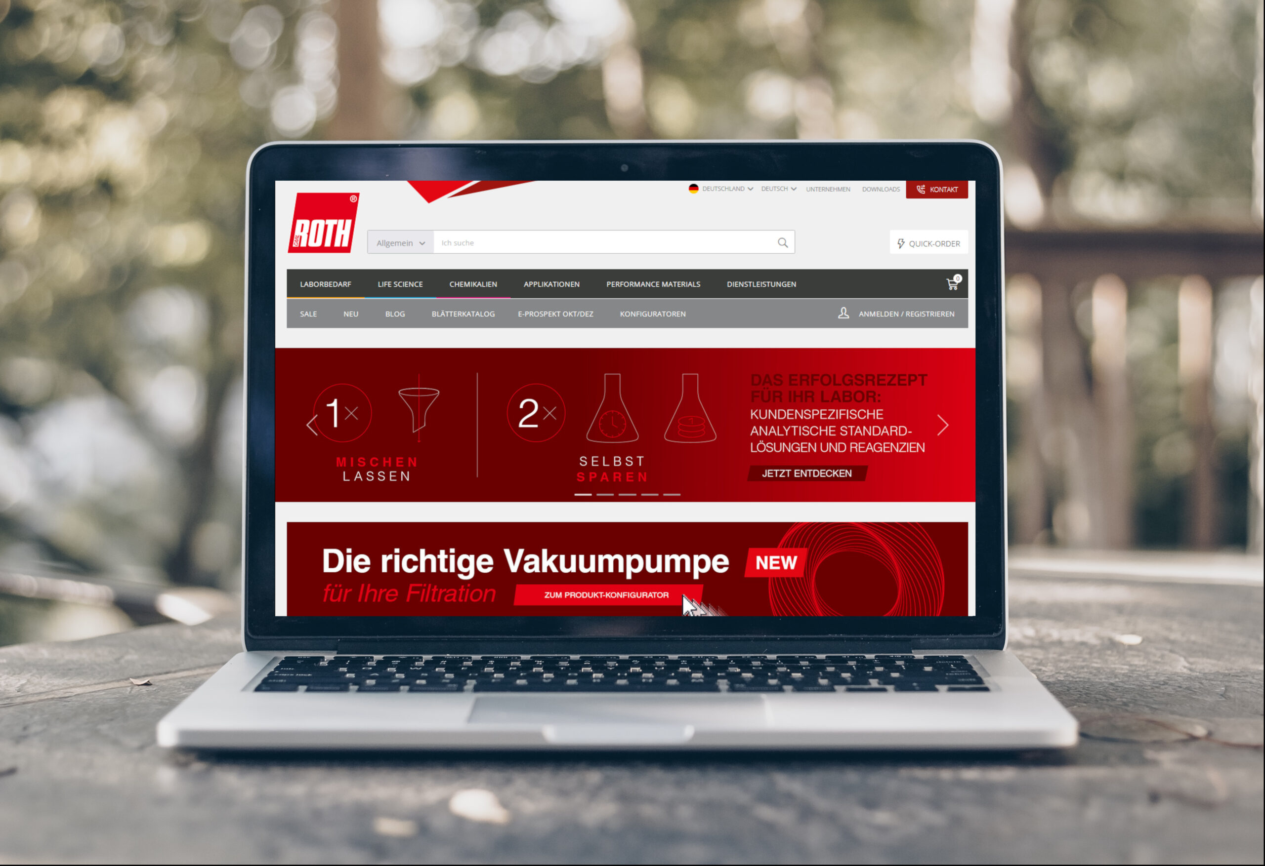 Laptop mit aufgerufener Seite der Firma Roth, auf einem Balkontisch platziert