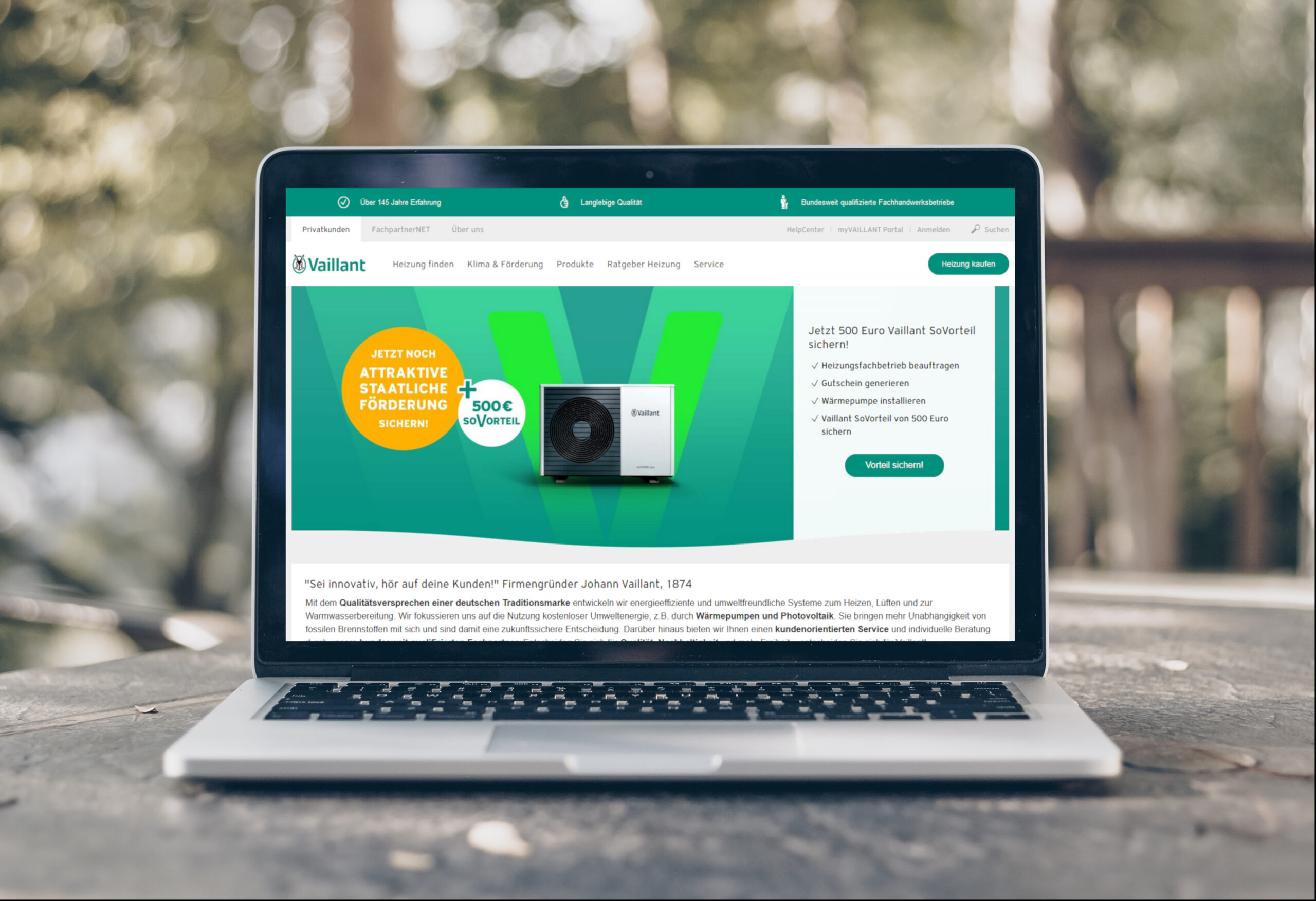 Laptop mit aufgerufener Seite der Firma Vaillant, auf einem Balkontisch platziert