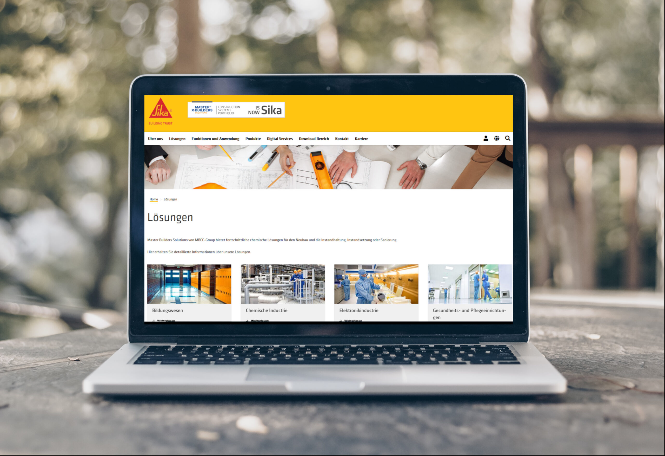 Laptop mit aufgerufener Seite der Firma Sika, auf einem Balkontisch platziert